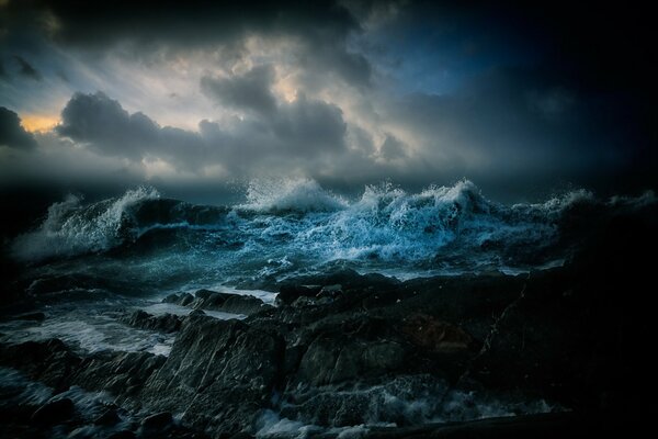 Onde notturne paesaggio marino