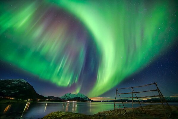 Aurora boreale verde sull acqua