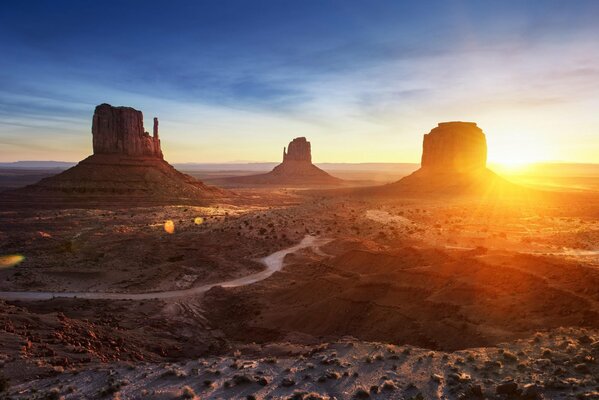 Différentes montagnes dans la vallée au coucher du soleil