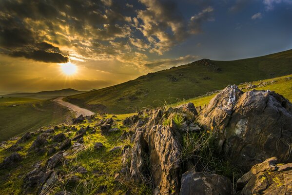 Les rayons du soleil du matin dans les collines