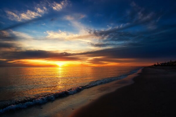 Incredibile tramonto in riva al mare