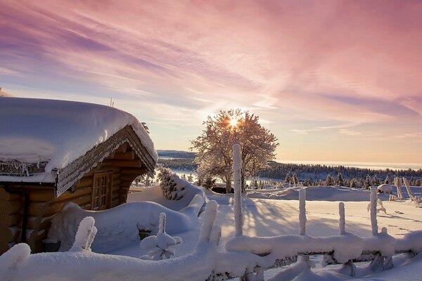 Paesaggio invernale casa tra la neve