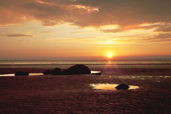 The last rays caress the rocky beach