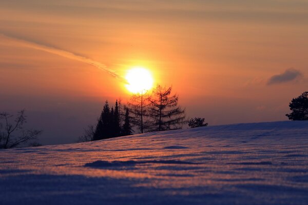 Blick auf den Winter Sonnenuntergang in den Bergen