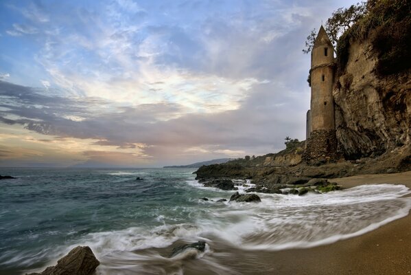 Побережье тихого океана. Башня в Laguna beach
