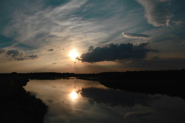 Muestra del sol y la nube en el río