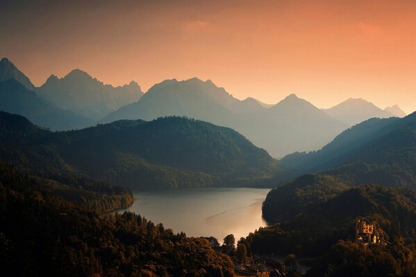 Ein See in der Mitte der hohen Berge
