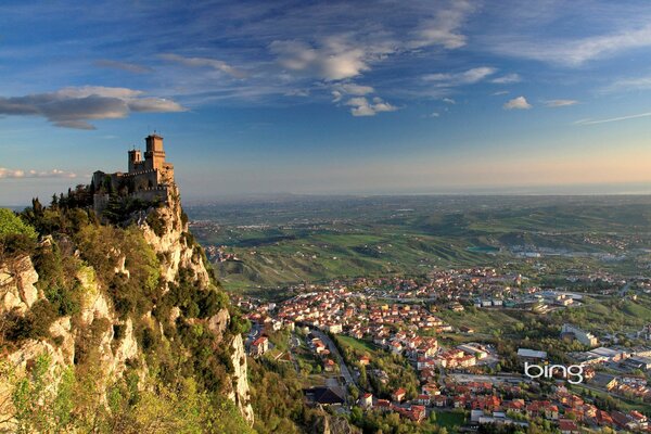 Ein Turm, der am Rand einer Klippe steht