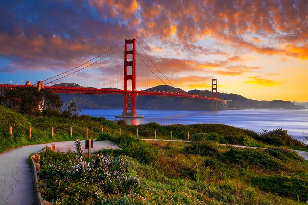 Hermoso puente con una maravillosa puesta de sol natural