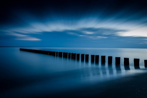 Pontone nel mare blu-blu