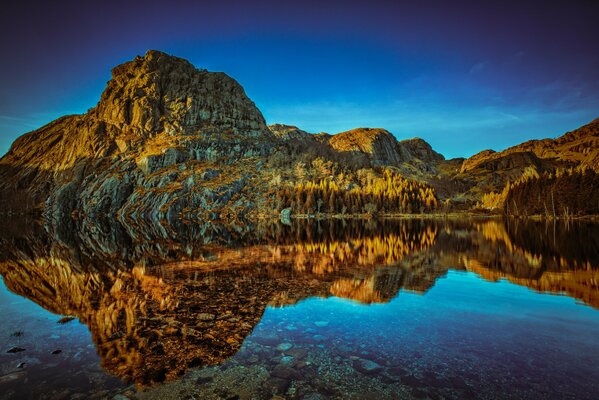 Riflessione delle montagne nella superficie dell acqua del Lago