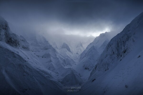 Berge in Frankreich. schnee und Nebel