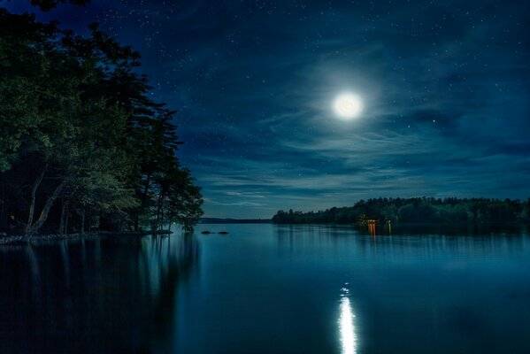 Rivière tranquille éclairée par la pleine lune