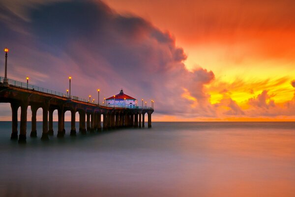Sonnenuntergang am Pier in völliger Stille