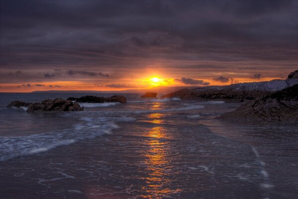 Der gefrorene See und der Sonnenuntergang