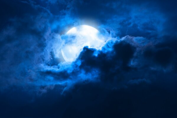 Clair de lune dans les nuages la nuit