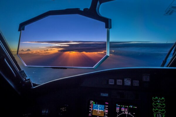 Hermosa puesta de sol desde la cabina del avión
