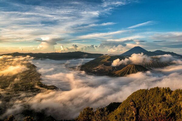 Nuvole dell Indonesia sulle montagne