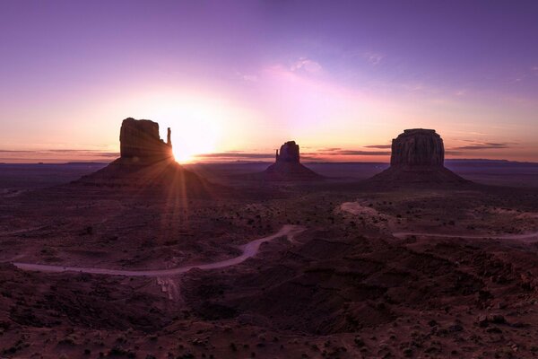 Valle del deserto con montagne