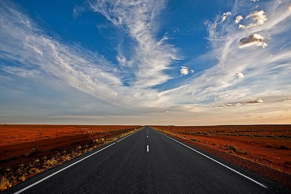 Une route sans fin vers les nuages