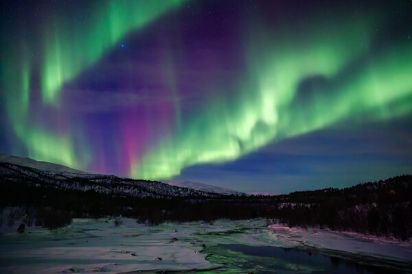 Fenomeno unico dell aurora boreale