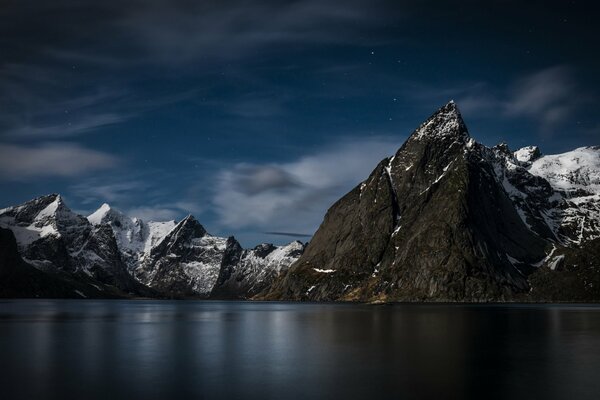 Ciel nocturne sur les rochers