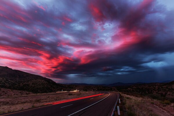 Coucher de soleil sur la route dans le désert