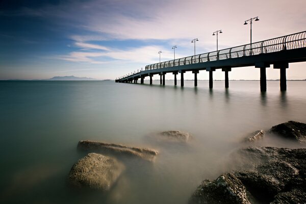 Morgen am Meer in Malaysia vor dem Hintergrund des Pier