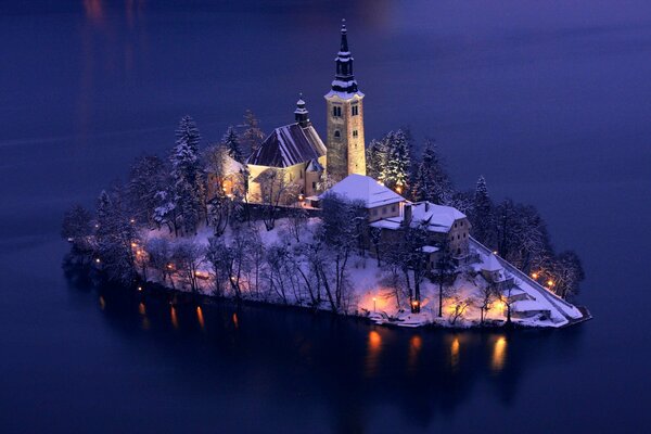 Piccola isola con torre . illuminazione notturna