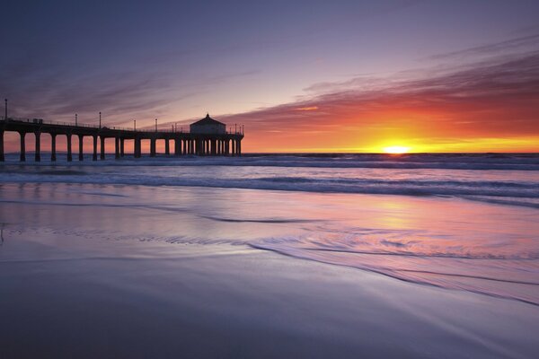 Pier am Meer bei Sonnenuntergang