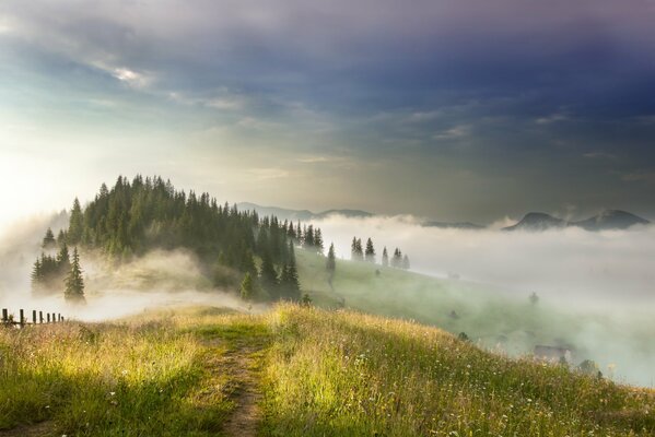 Paesaggio sulle montagne con vista nebbia