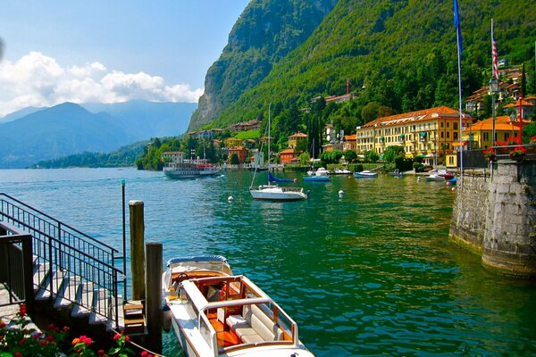 Yate a orillas del lago de Italia
