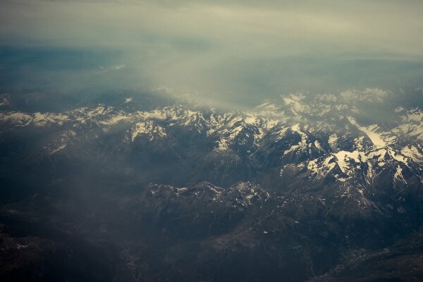 Naturaleza de los Alpes cubiertos de nieve desde arriba