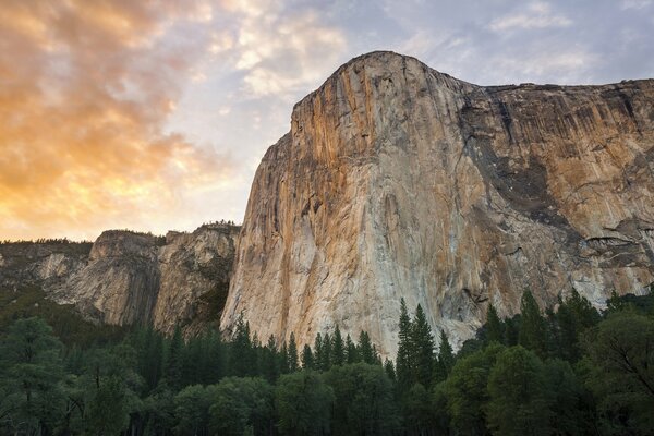 Montañas poderosas en el parque nacional de Yosemite