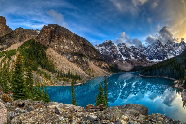 Lago blu in cui si riflettono le montagne