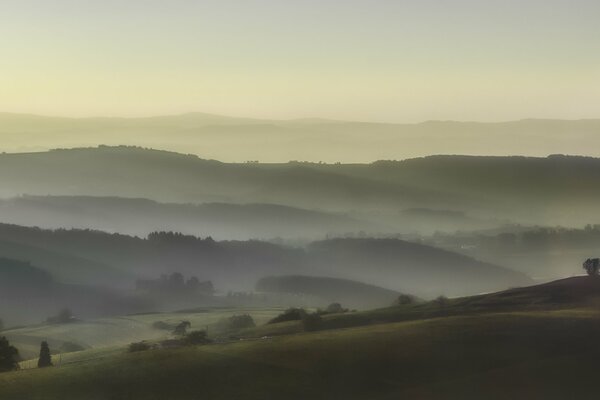 Mattina nebbiosa sulle colline