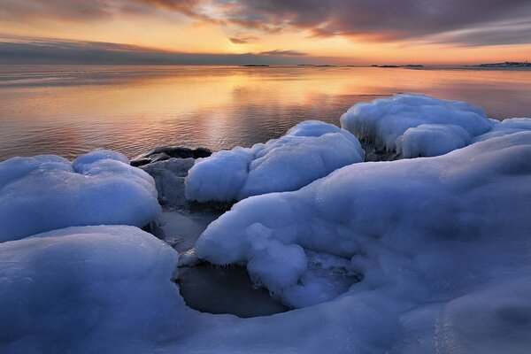 Beau lever de soleil d hiver en Suède