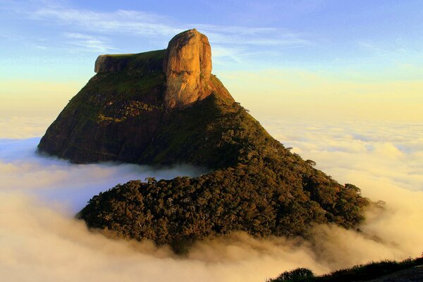 La cima de la montaña en las nubes