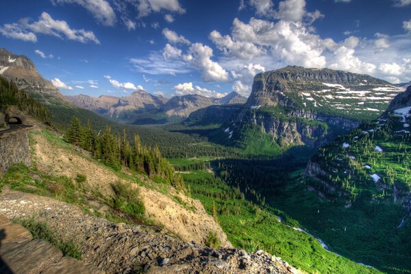 Cañón de montaña con glaciar en Montana (Estados Unidos)