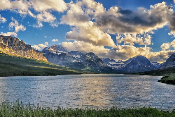 Blick auf die Berge und den See des Glacier Nationalparks in Montana