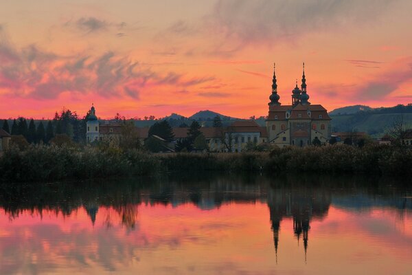 Spiegelbild des Tempels im See
