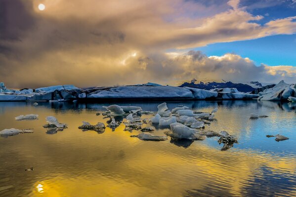Hiver. glace sur l eau. ciel dans les nuages