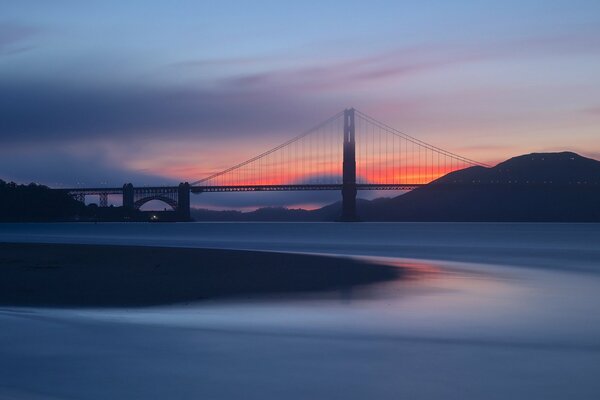 Coucher de soleil orange en soirée sur le Golden Gate Bridge à San Francisco 