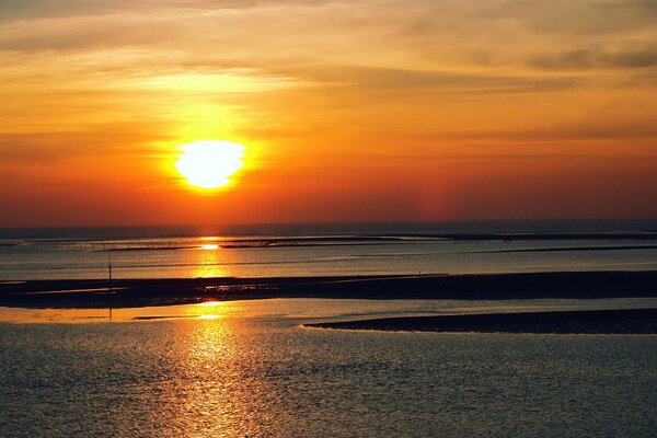 Der Himmel ist orange. Sonnenuntergang. Horizont in Taiwan