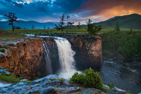 Blick auf den Sonnenuntergang in der Mongolei am Wasserfall