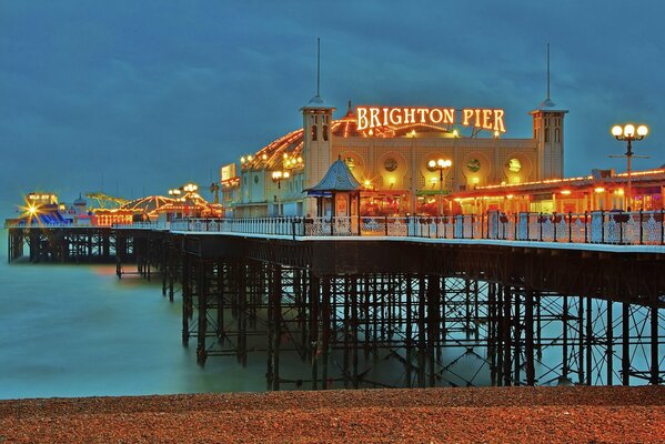 Plage en Angleterre et les lumières sur le pont
