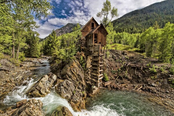 Ancien moulin au sommet d une montagne près d une cascade