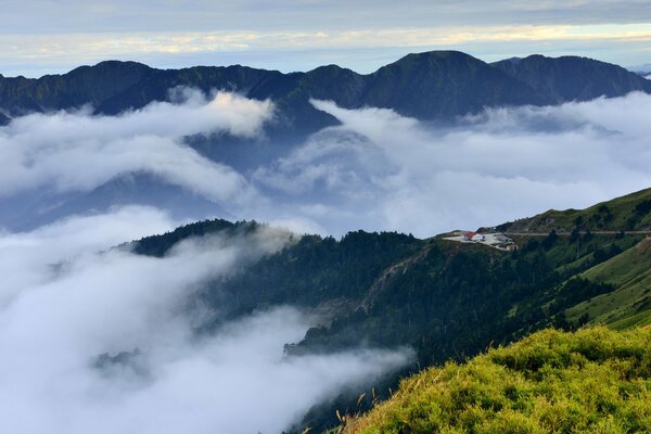 Vue sur les collines environnantes dans le brouillard