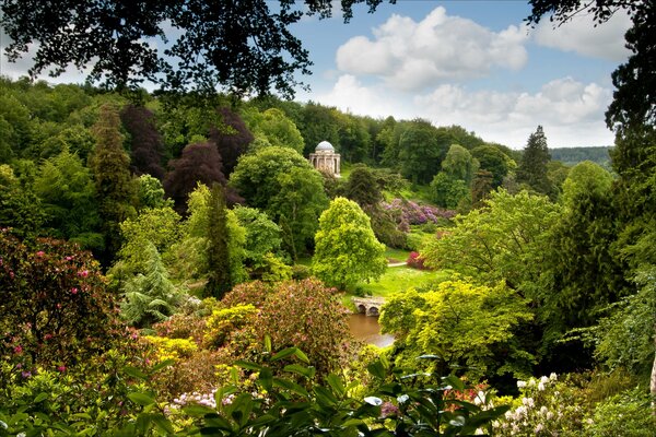 En Angleterre, il y a de beaux endroits pour se détendre, vous pouvez visiter le parc, qui coule sous le pont de l étang