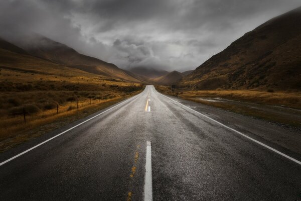 Strada bagnata lungo i campi